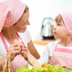 Cocinar con los niños mejora sus hábitos alimenticios