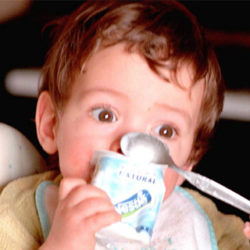 El 71% de los niños españoles come delante de una pantalla
