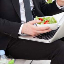 Así afecta a tu cuerpo retrasar las comidas