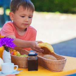 Demasiadas galletas y poca fruta en los desayunos infantiles