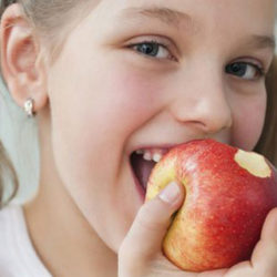 Las frutas y verduras para niños... ¡mejor con piel!