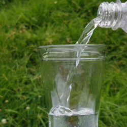 Agua del grifo y agua embotellada, ¿son ambas opciones saludables?